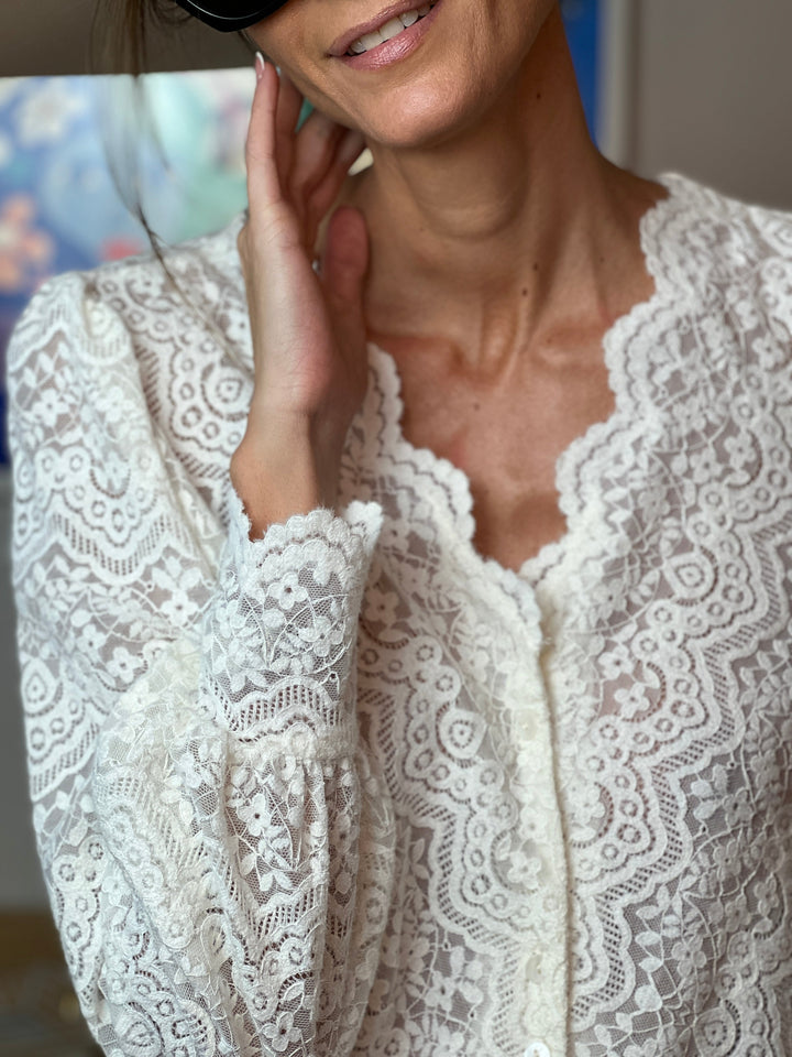 Hippoline | Elegantní krajková halenka s výstřihem do V